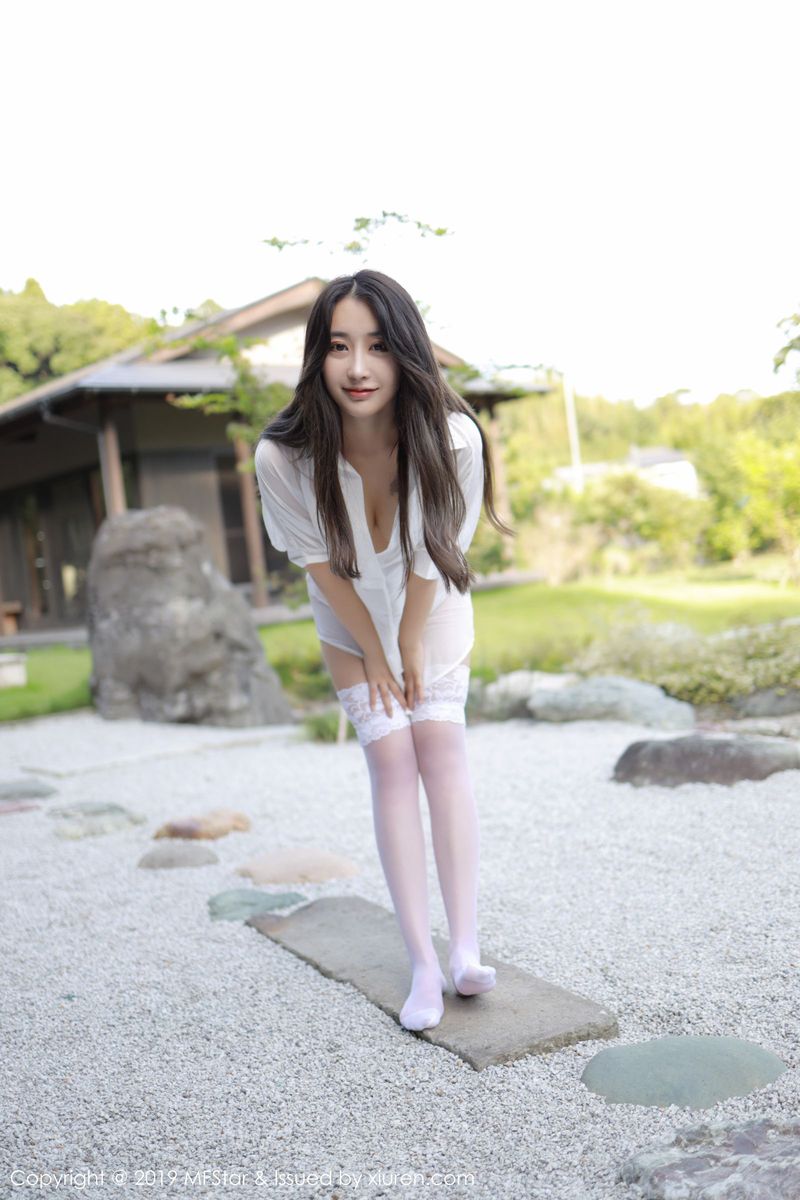 美女模特Betty林子欣室外白衬衫&蕾丝吊袜日本旅拍