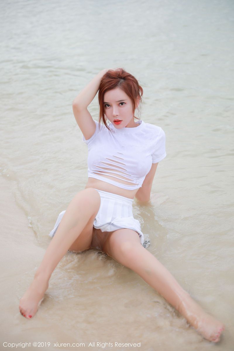 美女模特艾小青化身贵妇人海边兔女郎装扮性感写真