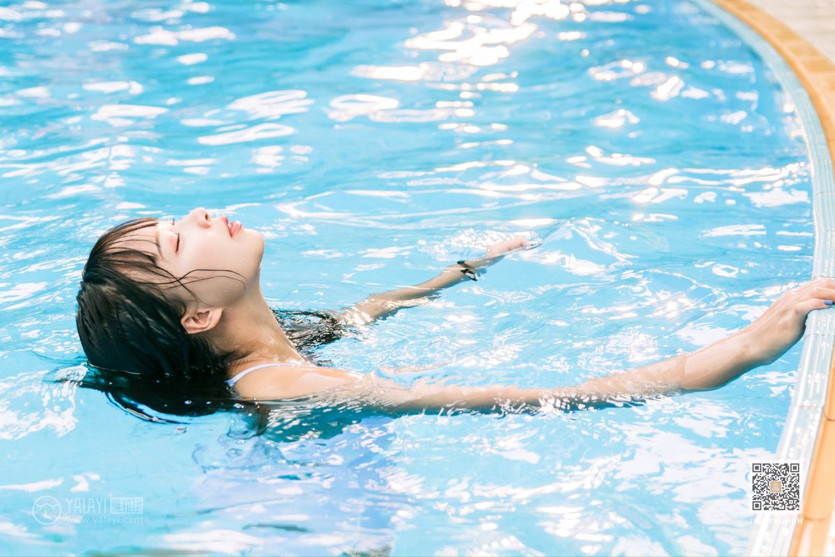 美女模特阿禾泳池比基尼湿身诱惑夏日回忆写真