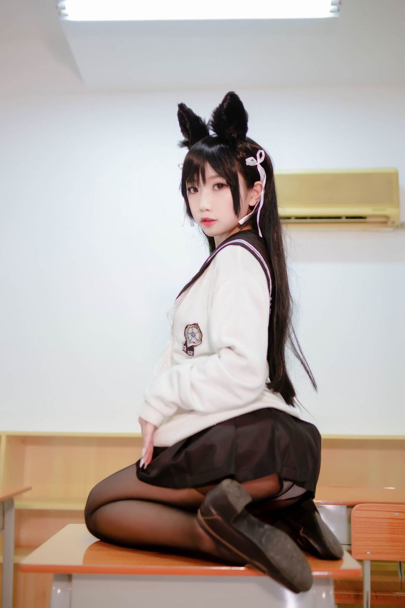 清纯美女鬼畜瑶化身猫女郎黑丝美腿JK制服超短裙性感写真