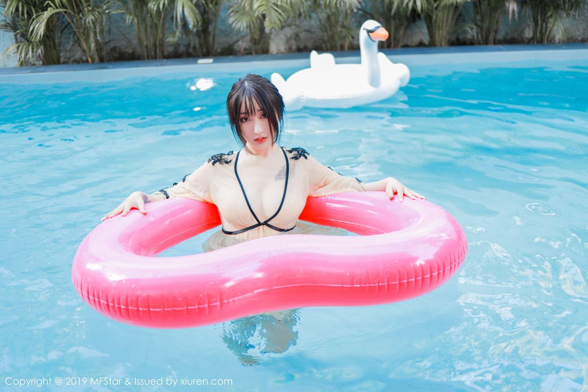 性感女神Betty林子欣泳池湿身诱惑泰国清迈旅拍