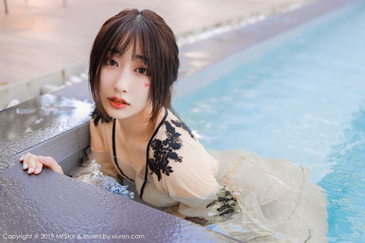 性感女神Betty林子欣泳池湿身诱惑泰国清迈旅拍