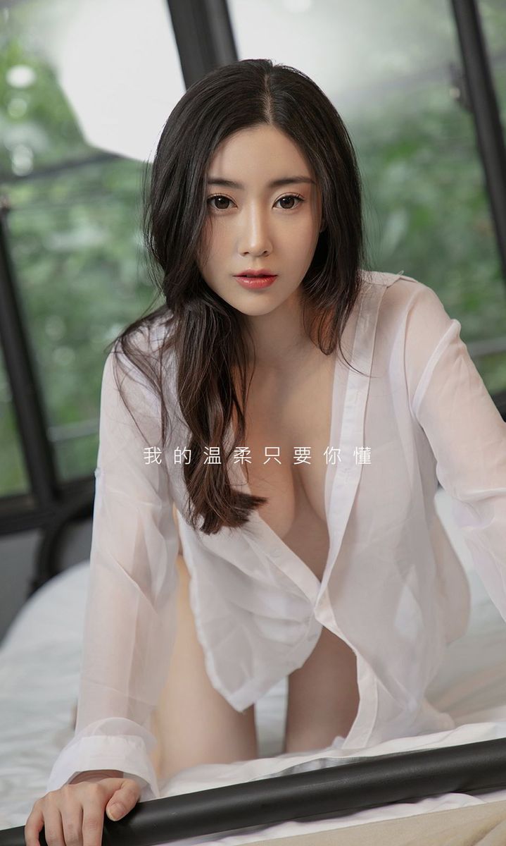美女模特小仙纯白色透视开衫&肉粉色比基尼性感写真