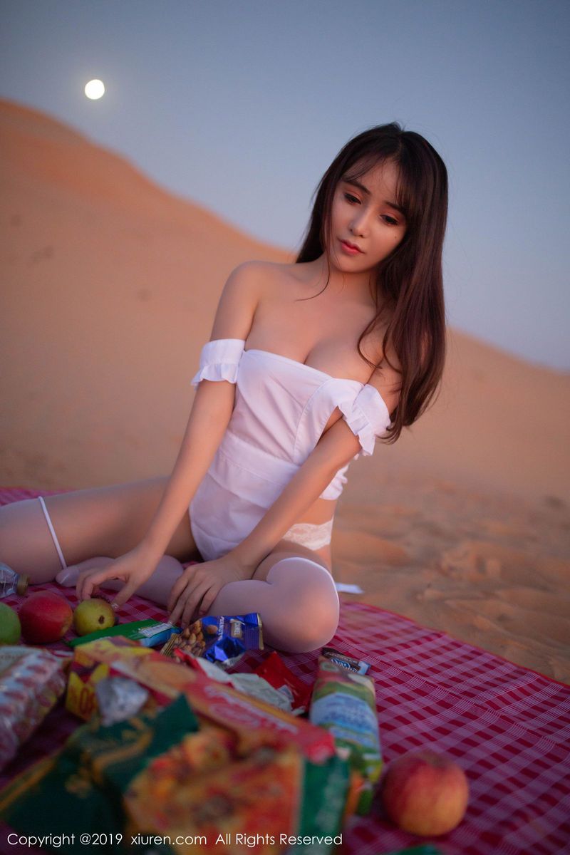 美女模特陶喜乐_lele原始沙漠野餐外拍系列东欧旅拍