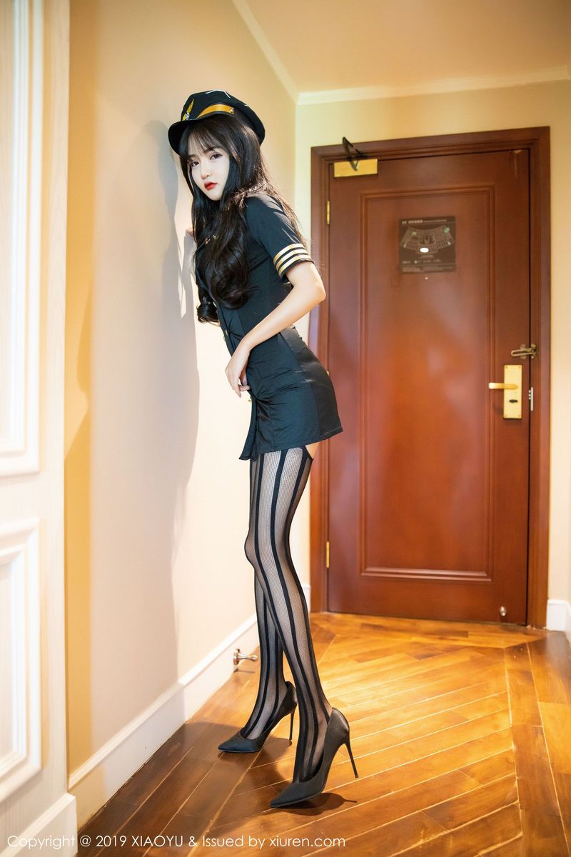 美女模特Miko酱黑丝美腿女警制服扣人心足量性感写真