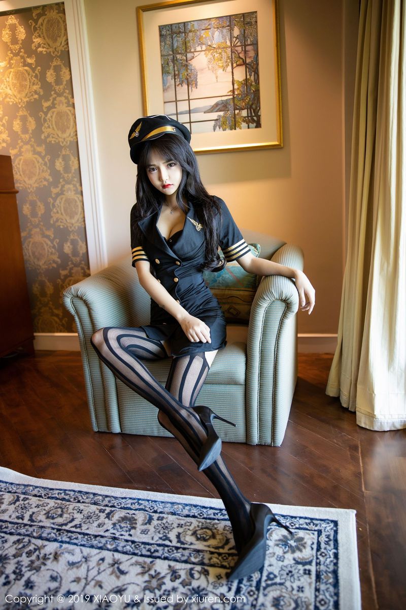 美女模特Miko酱黑丝美腿女警制服扣人心足量性感写真