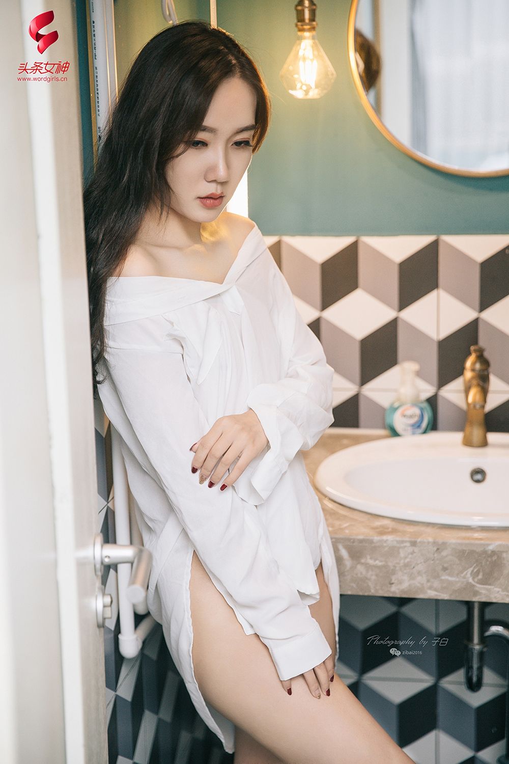 美女模特艾静香性感白衬衫修长美腿小家主题写真