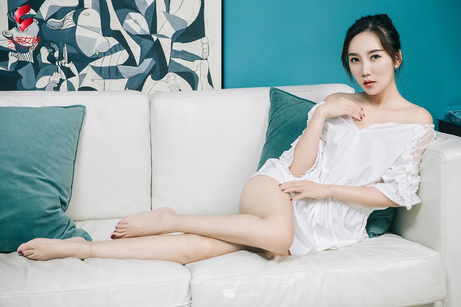 美女模特艾静香性感白衬衫修长美腿小家主题写真