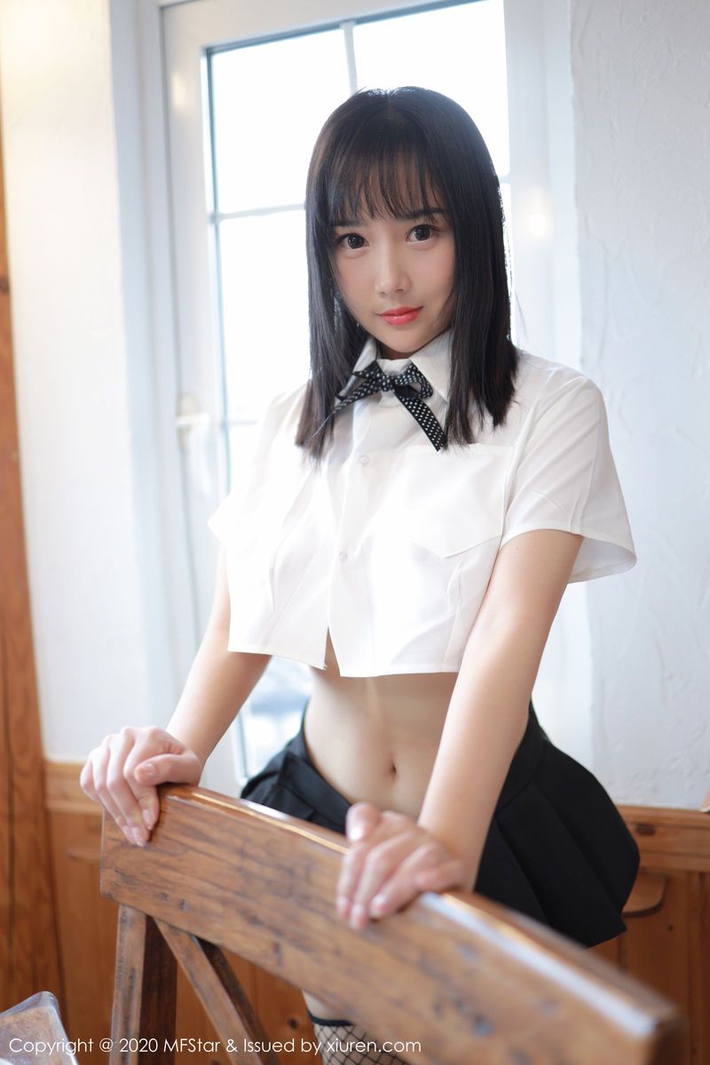 美女模特徐微微mia黑丝网袜学生制服系列日本旅拍