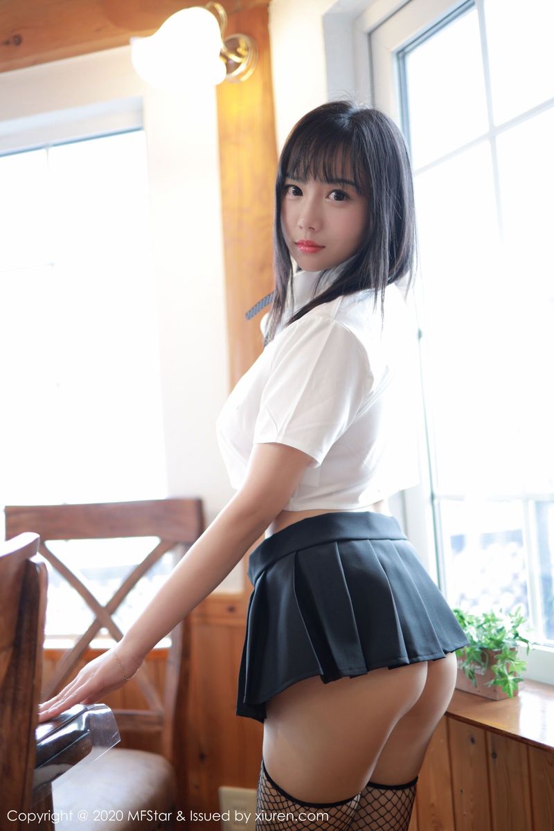 美女模特徐微微mia黑丝网袜学生制服系列日本旅拍