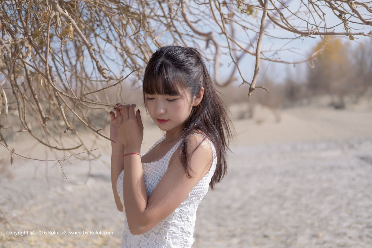 美女模特周闻/球球沙漠身着白p裙抱着孩子取暖系列