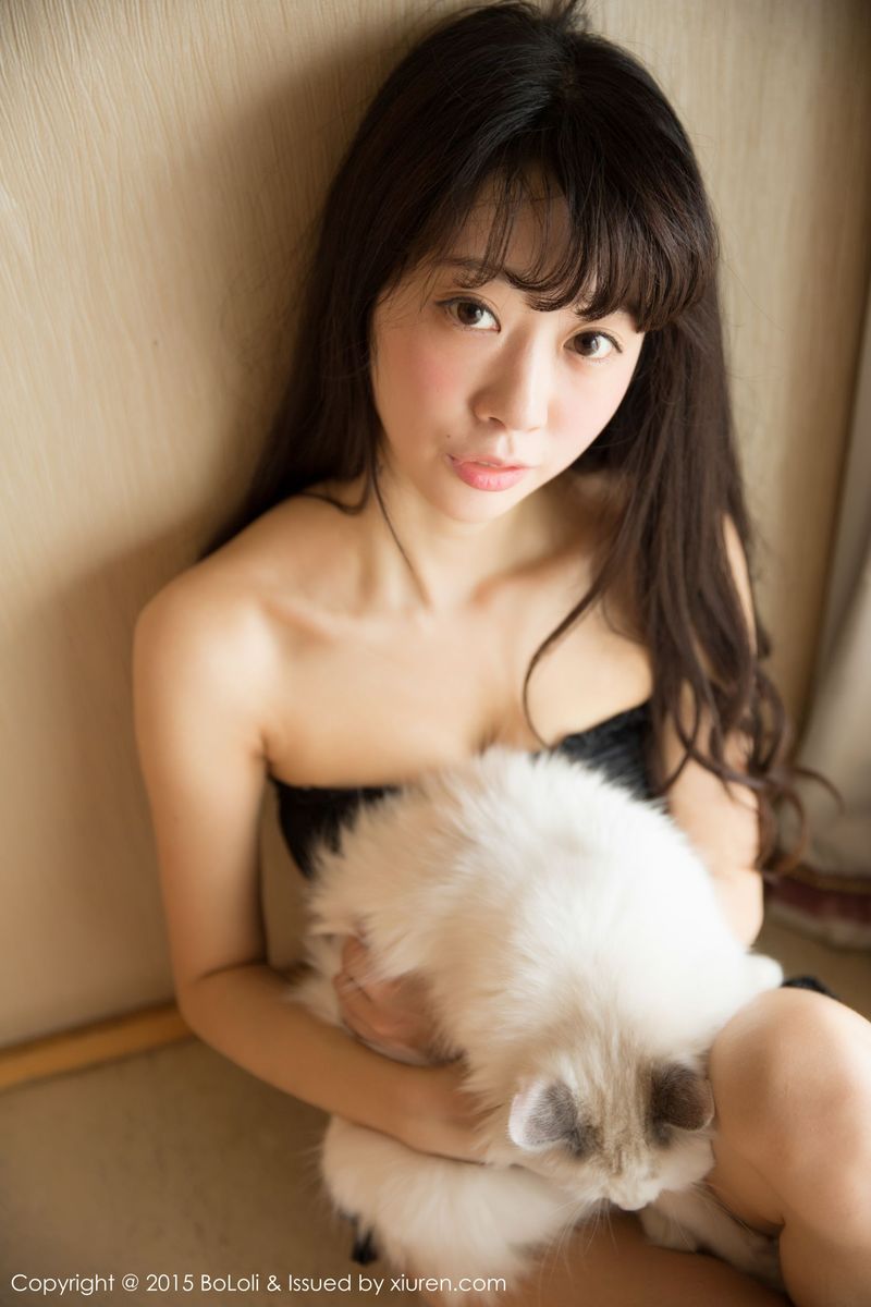 美女模特Suki朱忆音手抱白猫清纯私房迷人写真