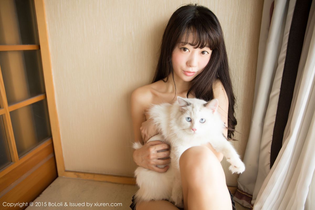 美女模特Suki朱忆音手抱白猫清纯私房迷人写真