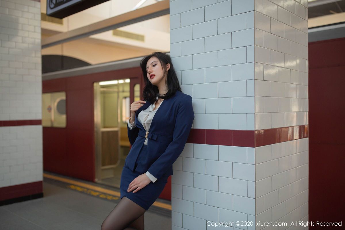 美女模特就是阿朱啊白衬衫黑丝袜职场OL地铁站写真