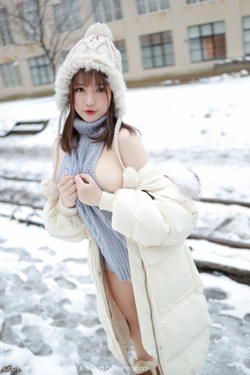 美女模特徐cake性感开背毛衣系列北海道雪地旅拍
