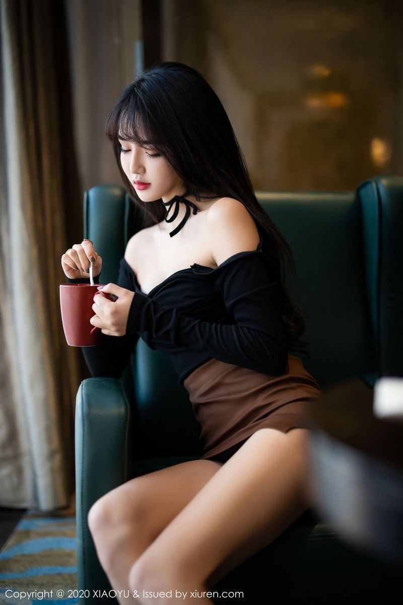 性感女神Miko酱吖抹胸内衣与蕾丝吊袜足量精彩写真