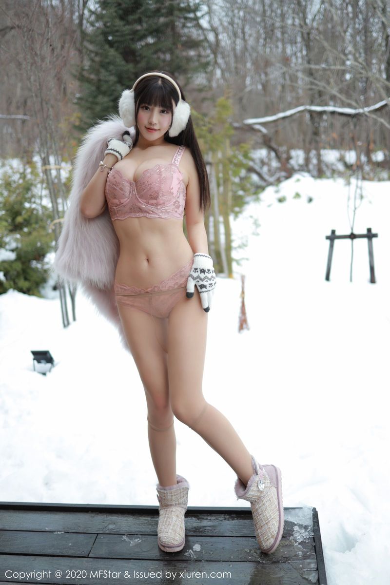 美女模特Flower朱可儿丰满身材蕾丝内衣北海道旅拍