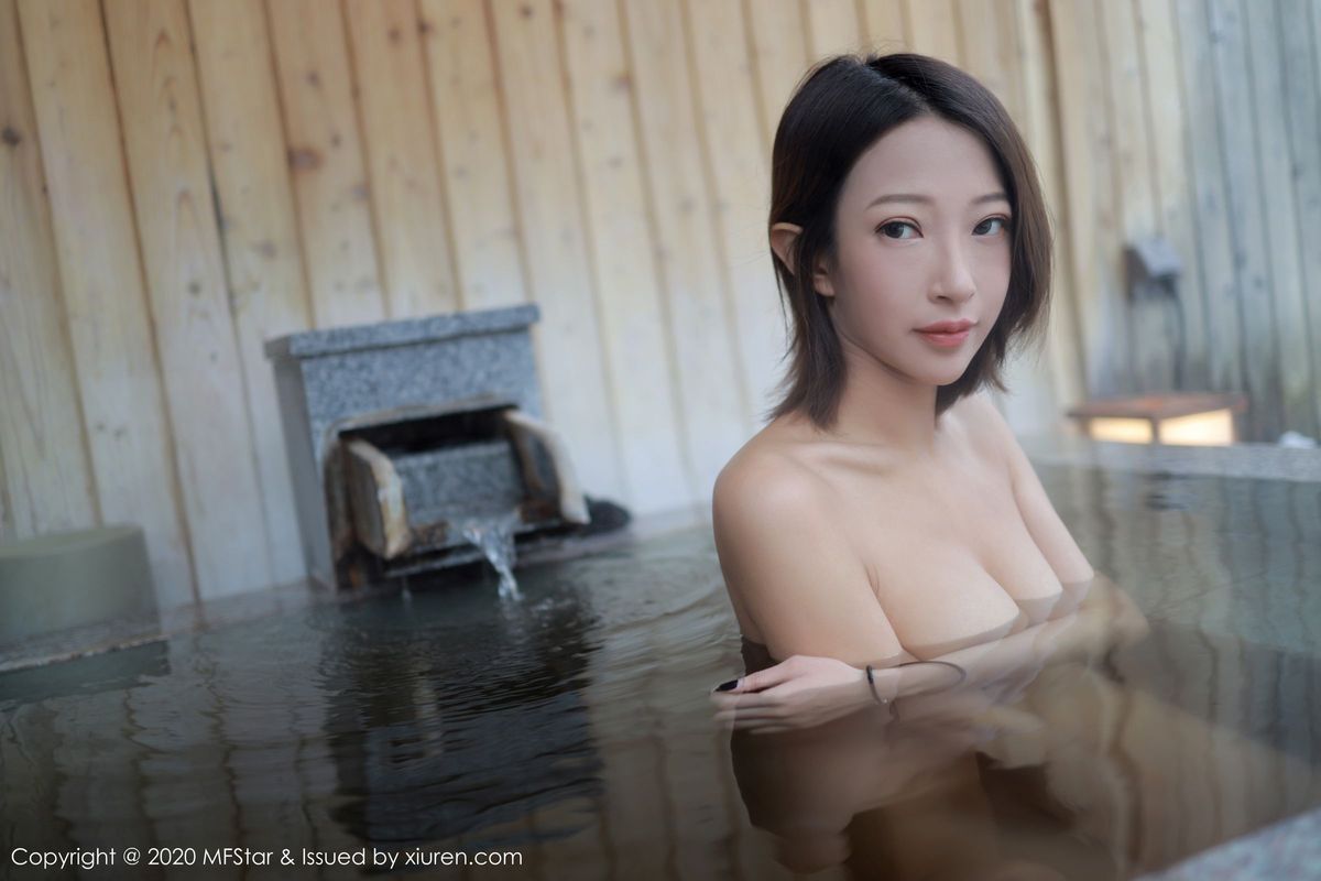 美女模特栗子Riz浴池性感吊带内衣系列北海道旅拍