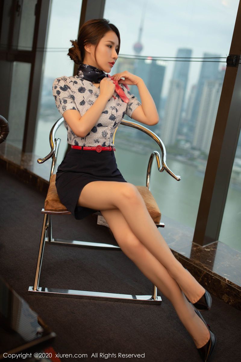 新人嫩模徐安安猩红镂空内衣空姐制服主题性感写真