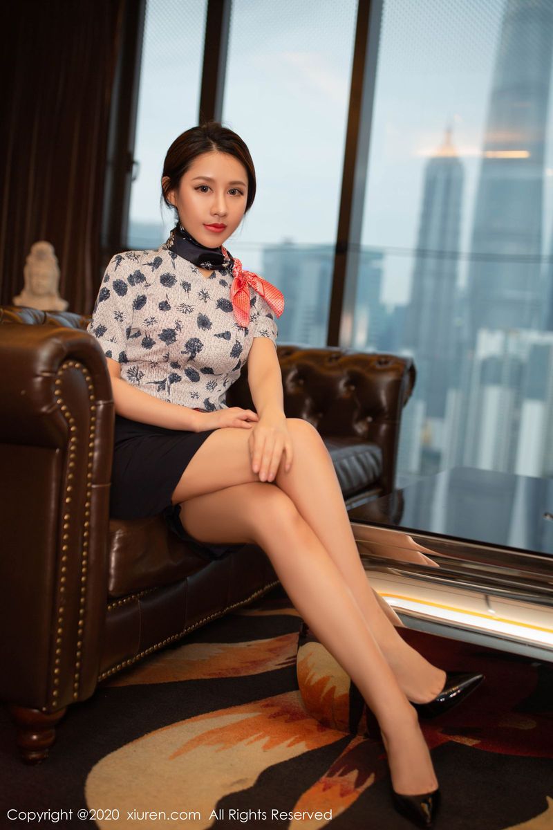 新人嫩模徐安安猩红镂空内衣空姐制服主题性感写真