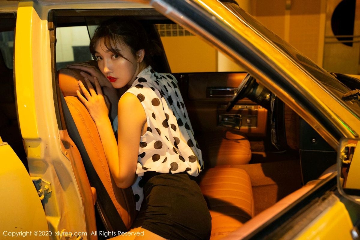 美女模特陆萱萱出租车司机演绎香车美女主题写真