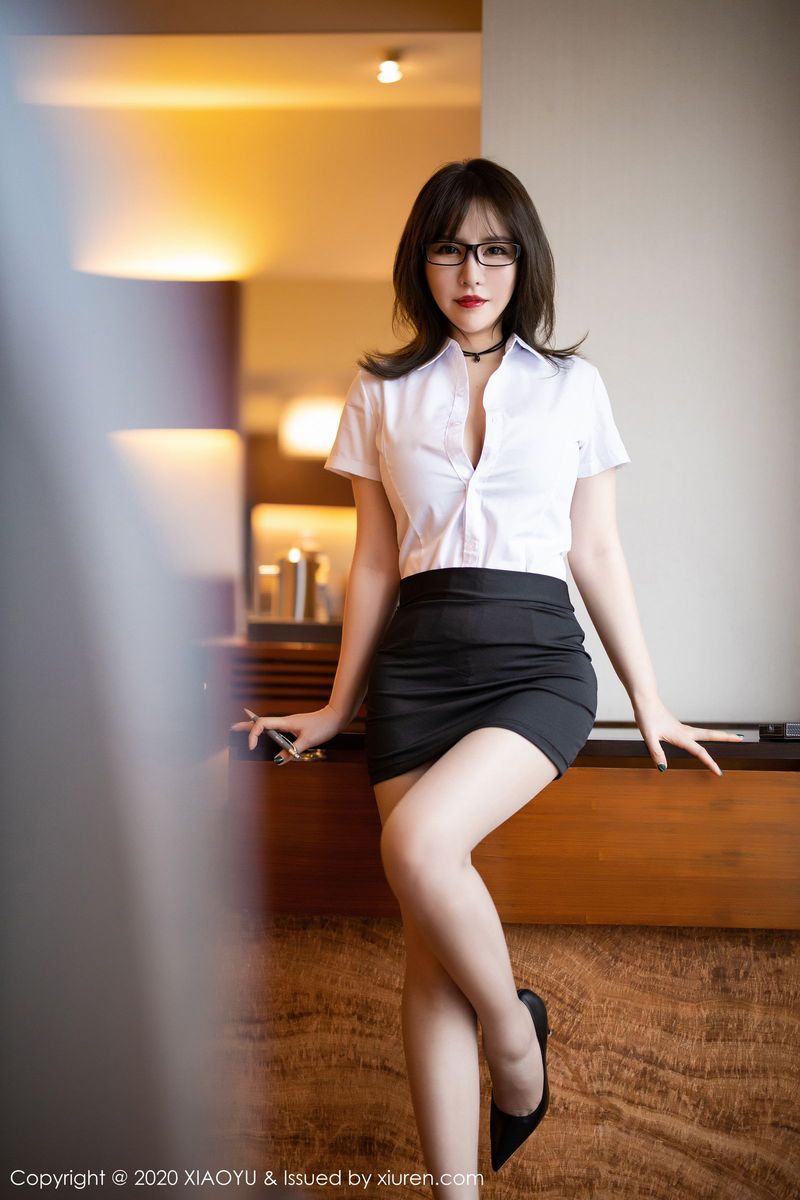 性感女神夏希子白衬衫女秘书职场OL装扮首套曼妙写真