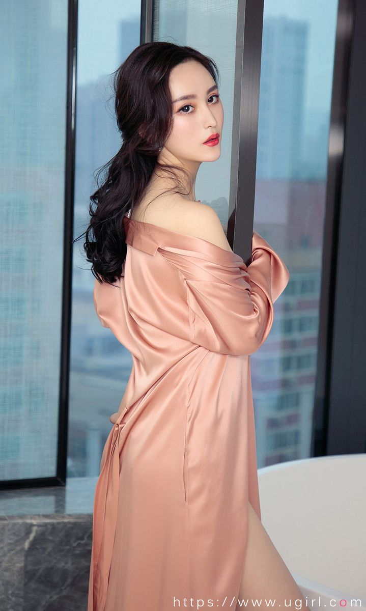 美女模特Hasand丝质睡袍修长美腿高冷性感室内写真