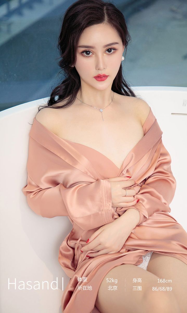 美女模特Hasand丝质睡袍修长美腿高冷性感室内写真