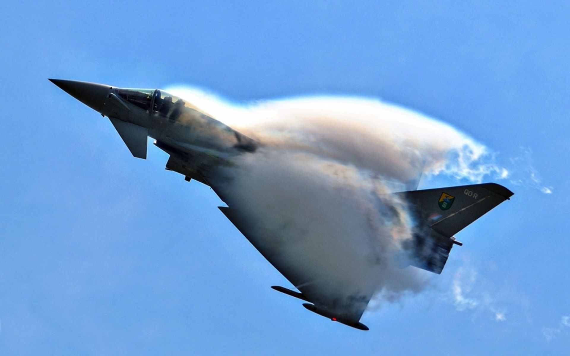飞翔在蓝天的欧洲台风战斗机壁纸图片