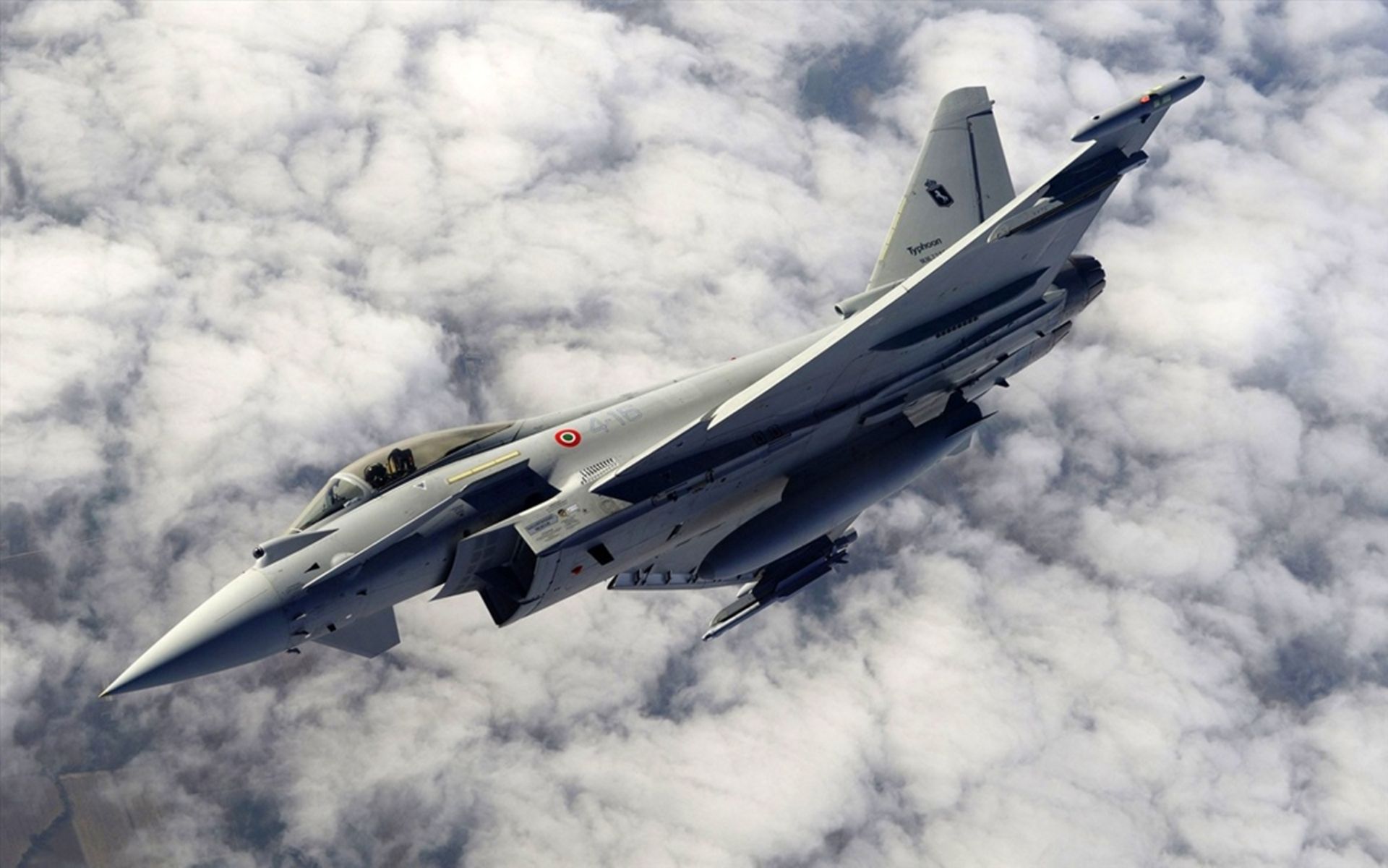 飞翔在蓝天的欧洲台风战斗机壁纸图片
