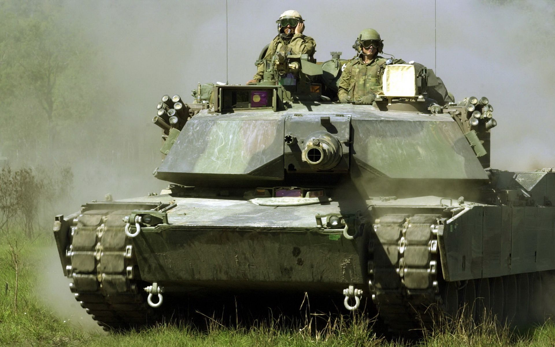 俄罗斯T90与美军M1A1主战坦克高清宽屏桌面壁纸