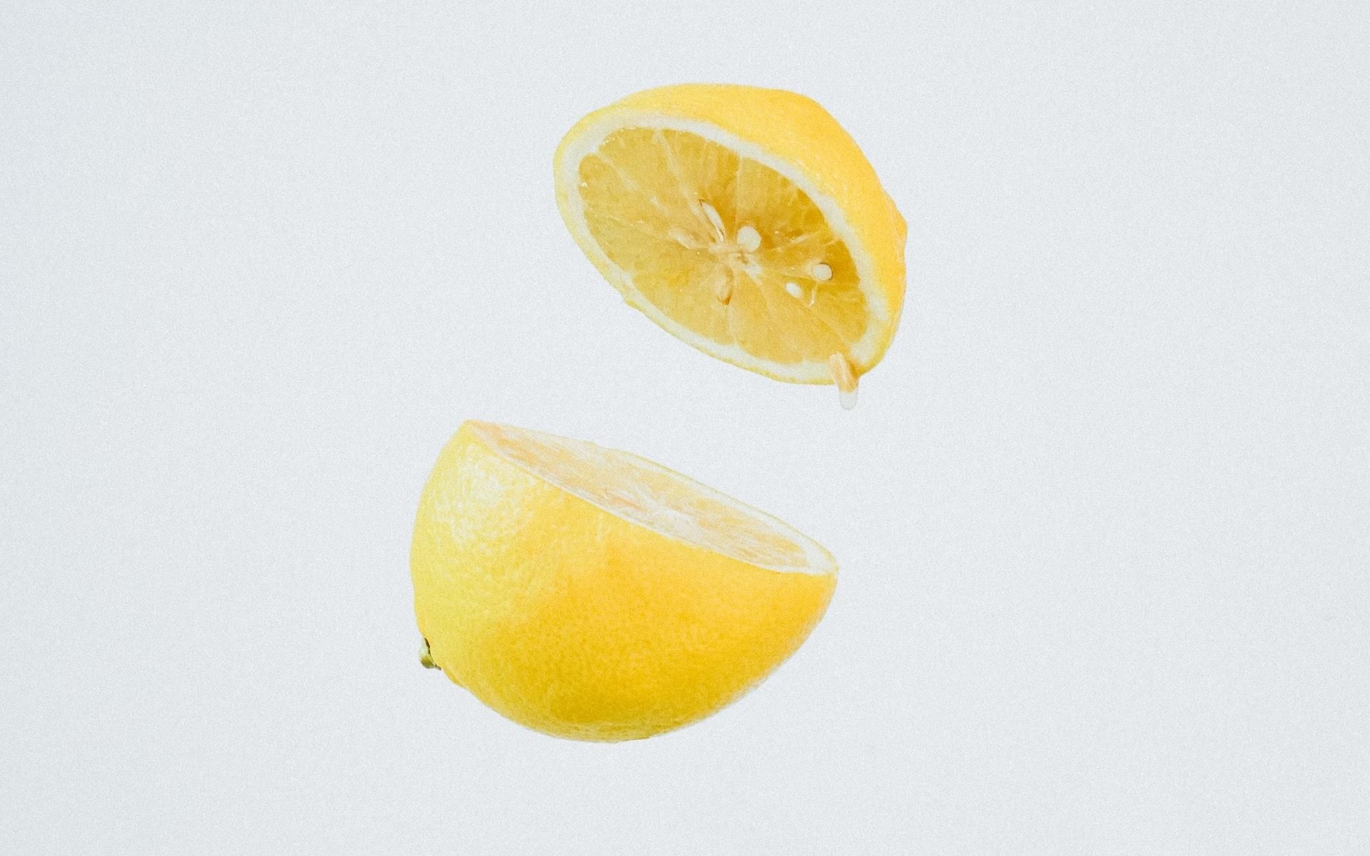 清爽柠檬配上绿叶高清摄影桌面壁纸
