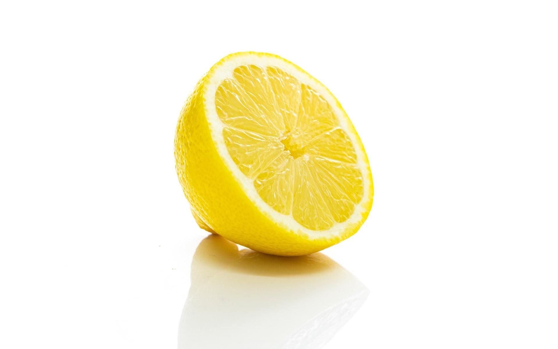 清爽柠檬配上绿叶高清摄影桌面壁纸