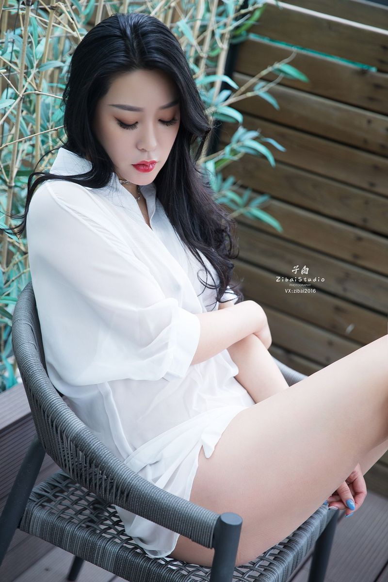 美女模特刘瑾希白衬衫翘臀丁字裤诱惑私房写真