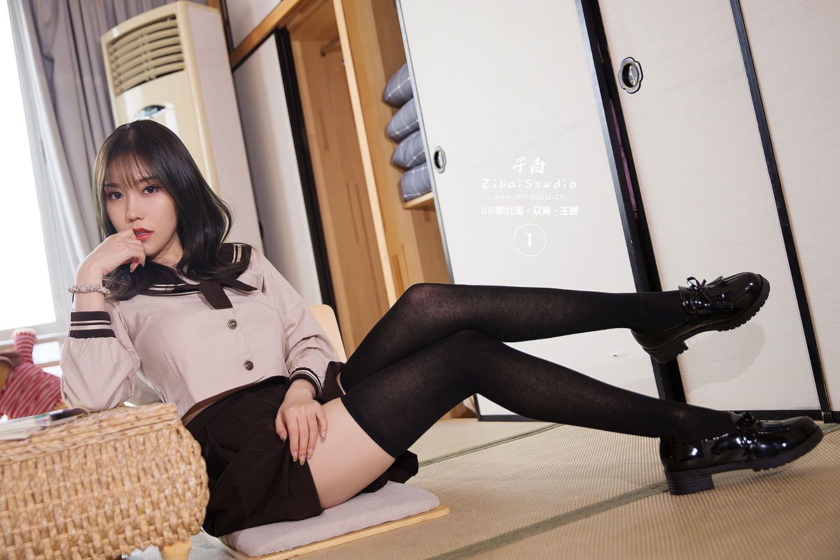 美女模特陈亦菲化身邻家小学妹蜜丝美腿系列写真