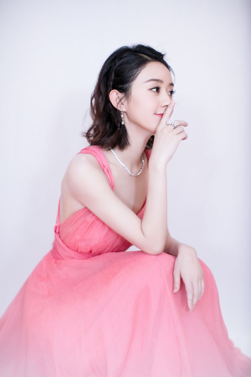 赵丽颖身穿红色礼服《西游记女儿国》发布会性感写真