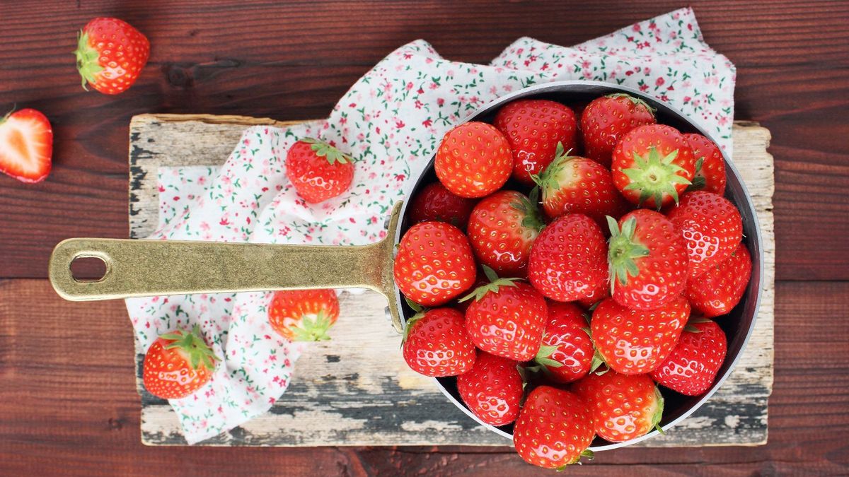 美食图片素材 草莓+葡萄高清桌面壁纸