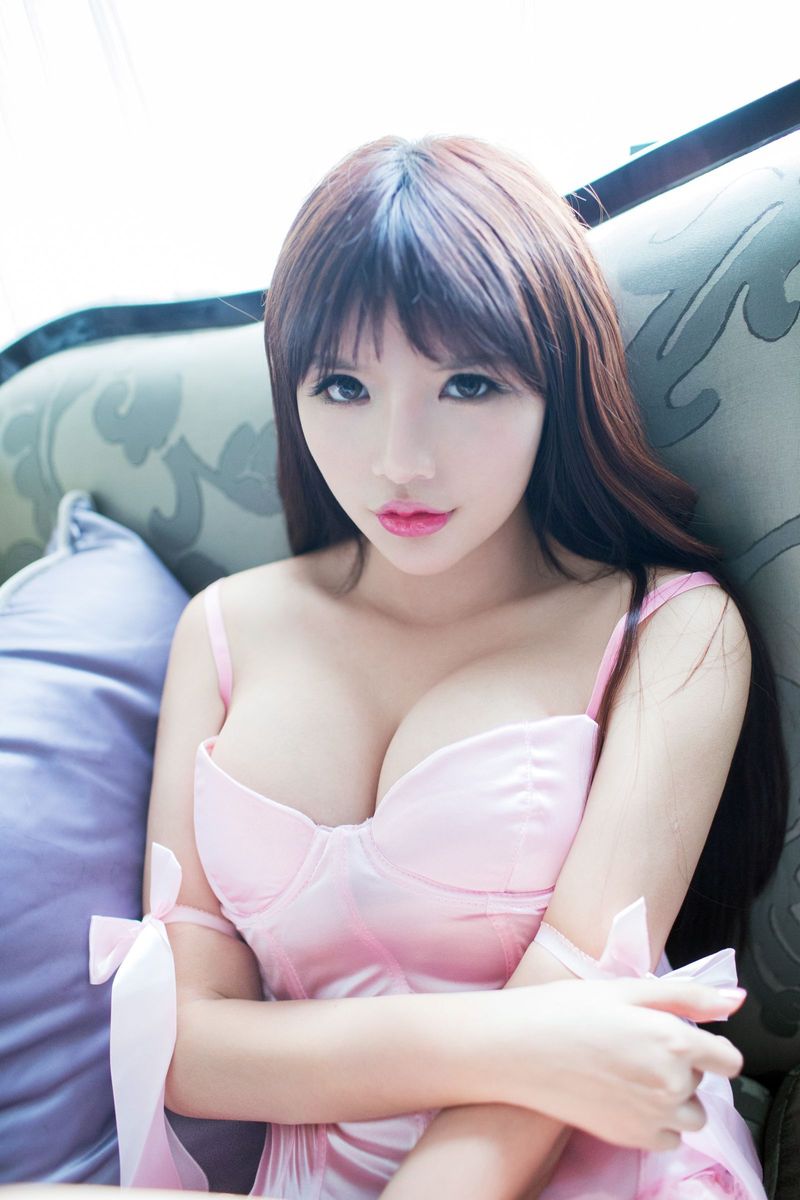 美女模特王依萌修长美腿粉色情趣性感写真