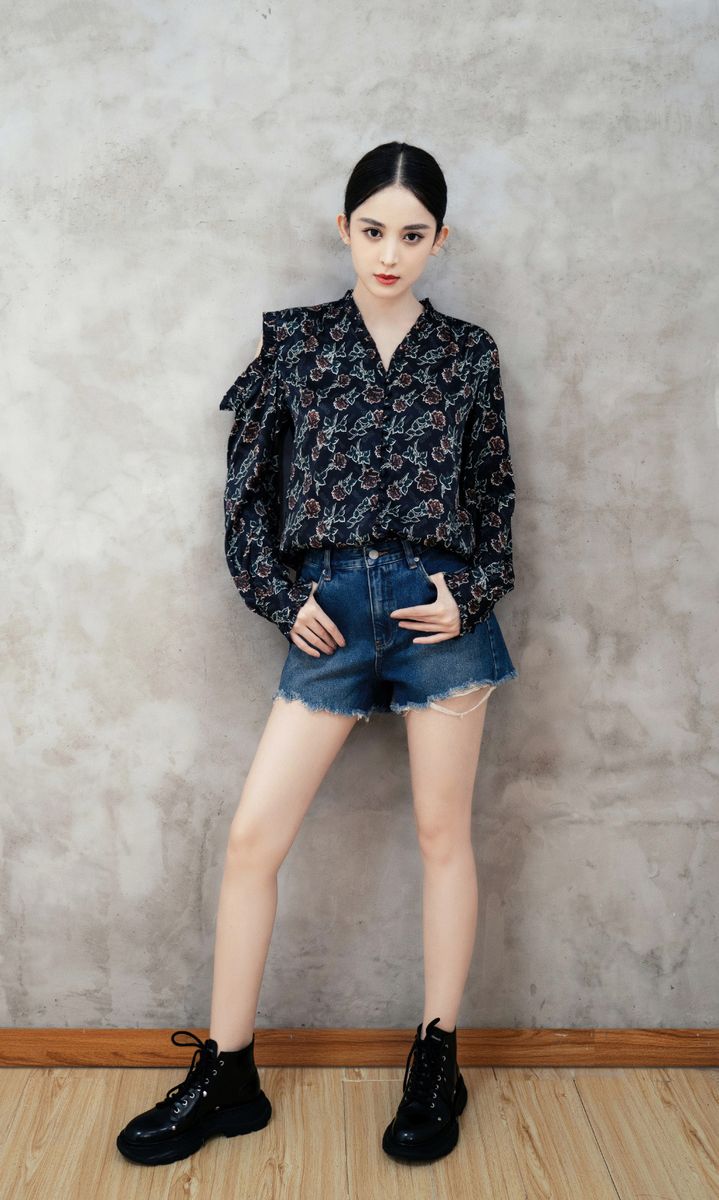 古力娜扎牛仔热裤&修长美腿气质优雅写真
