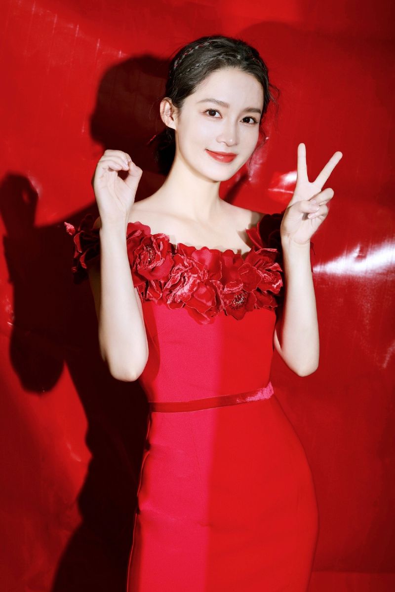 李沁红色礼裙新春贺喜性感写真