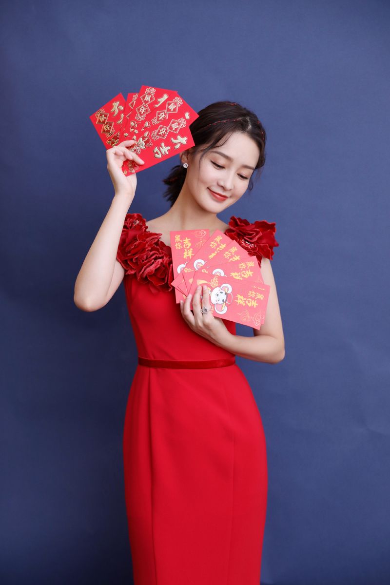 李沁红色礼裙新春贺喜性感写真