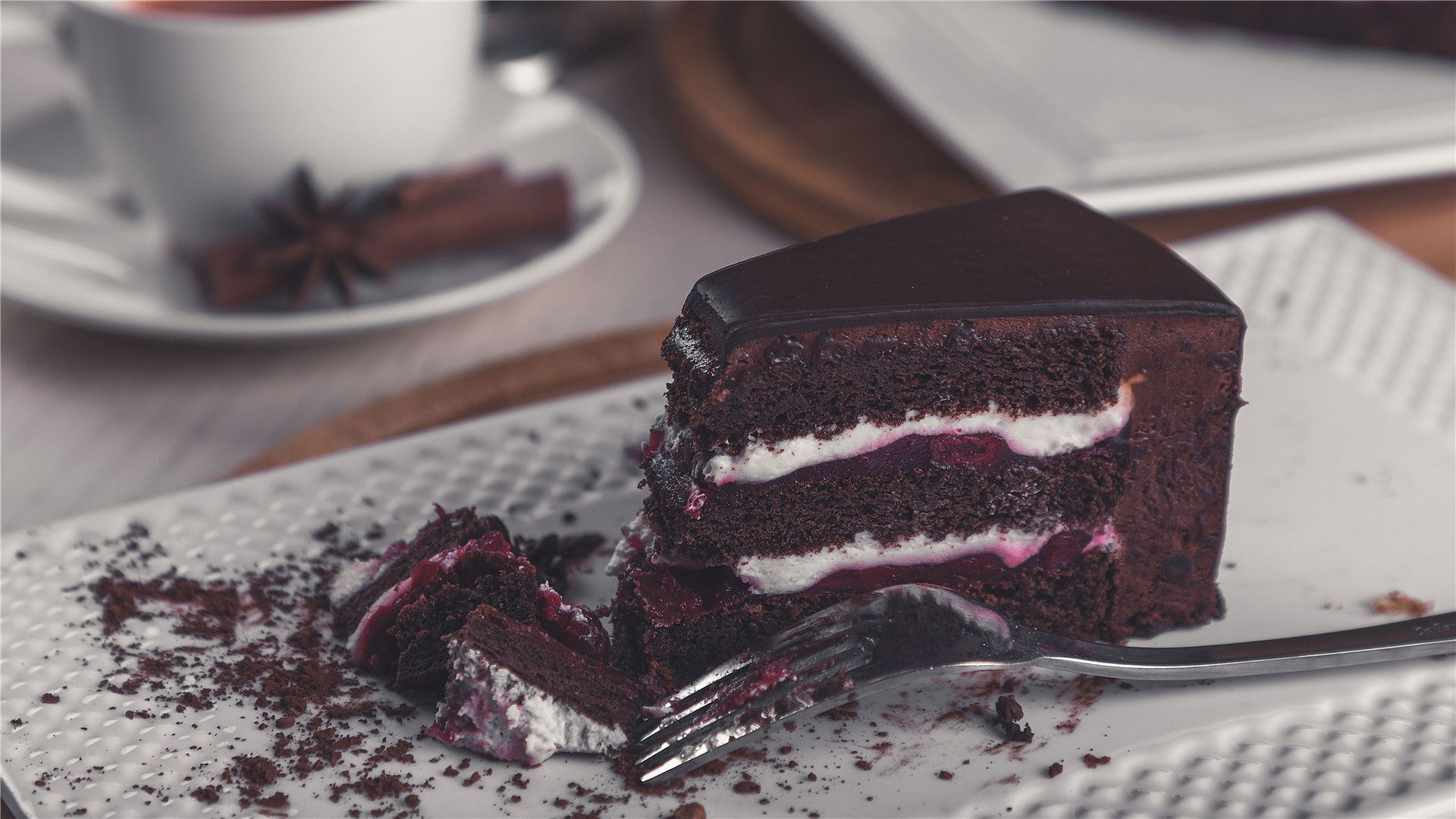 香甜美味巧克力蛋糕高清桌面壁纸