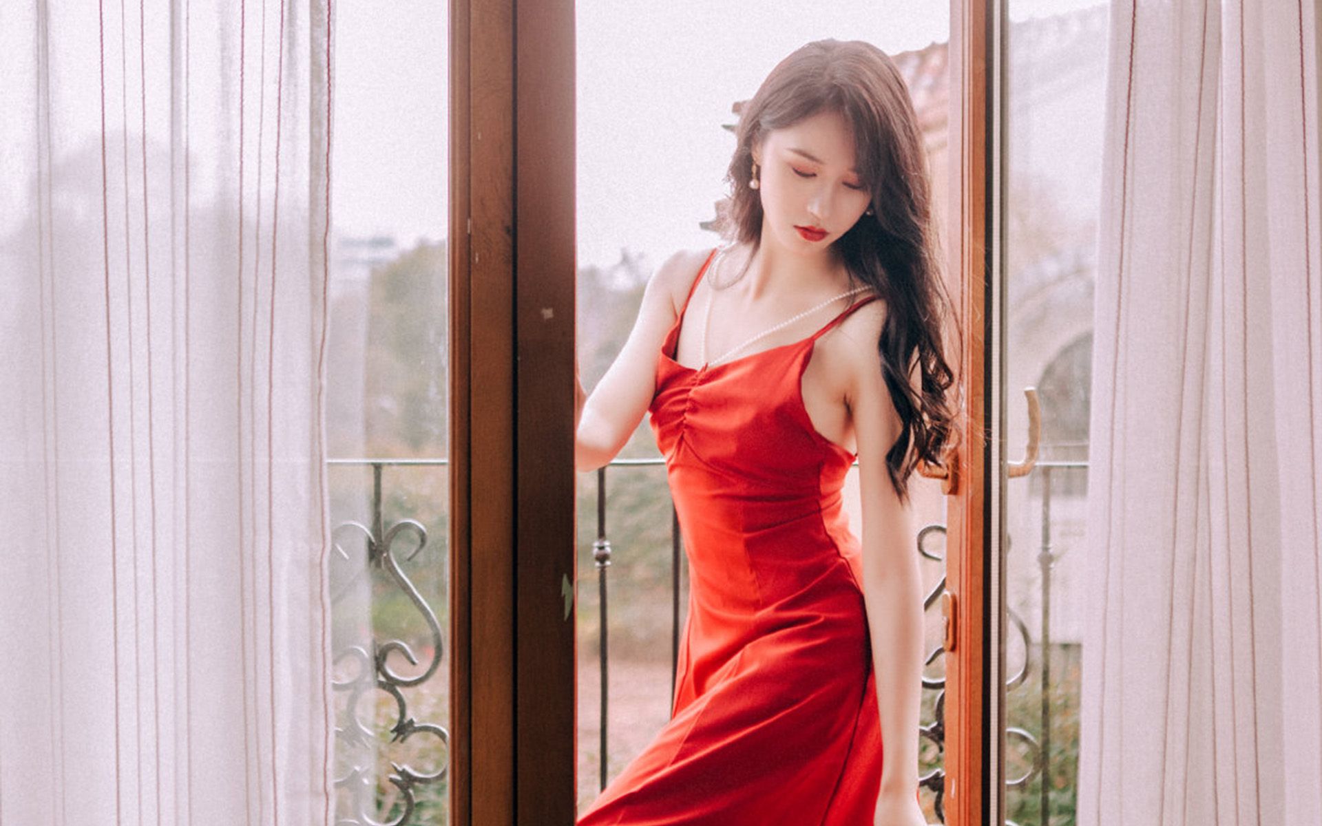 性感美女吊带红裙修长身材高清桌面壁纸