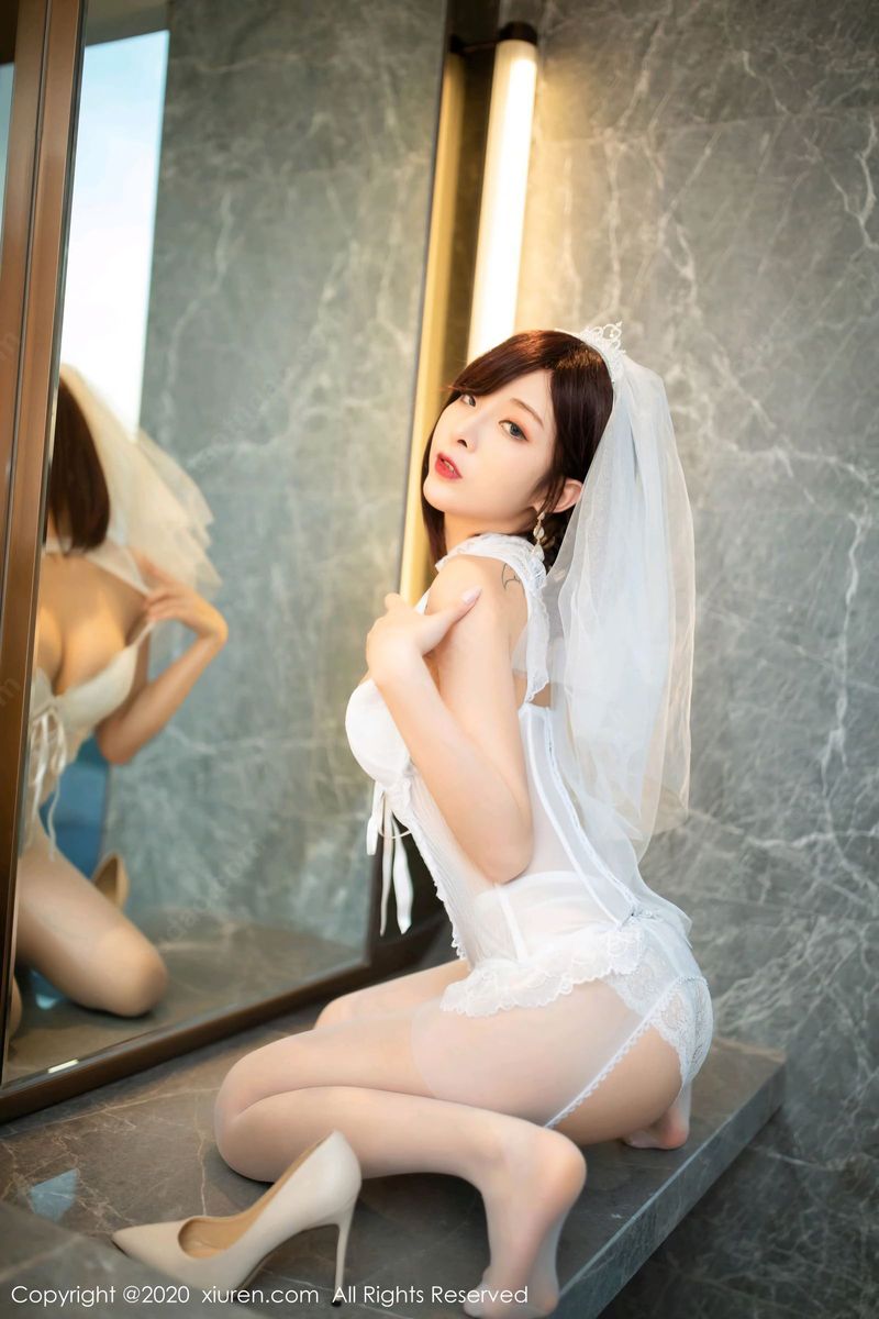 美女模特陈小喵丝袜美腿洁白婚纱主题足量娇羞写真