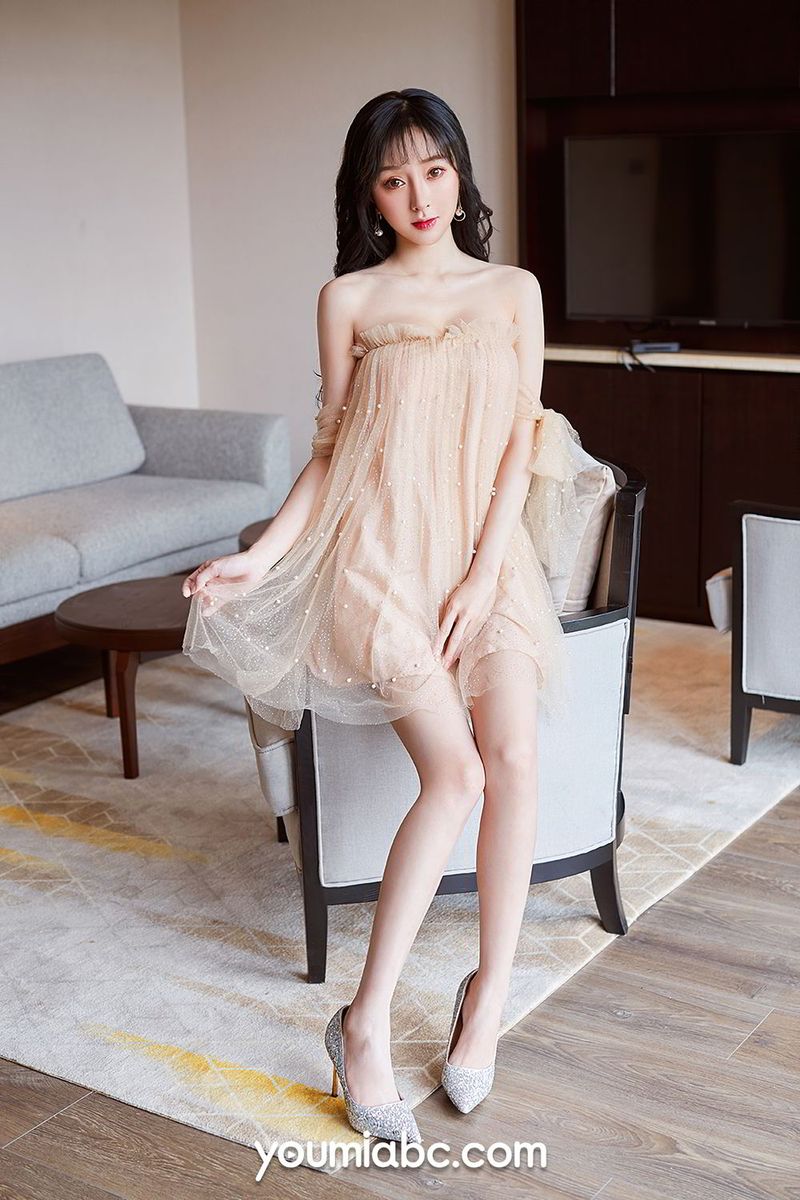 模特李纤纤抹胸蕾丝裙白皙美腿私房性感写真