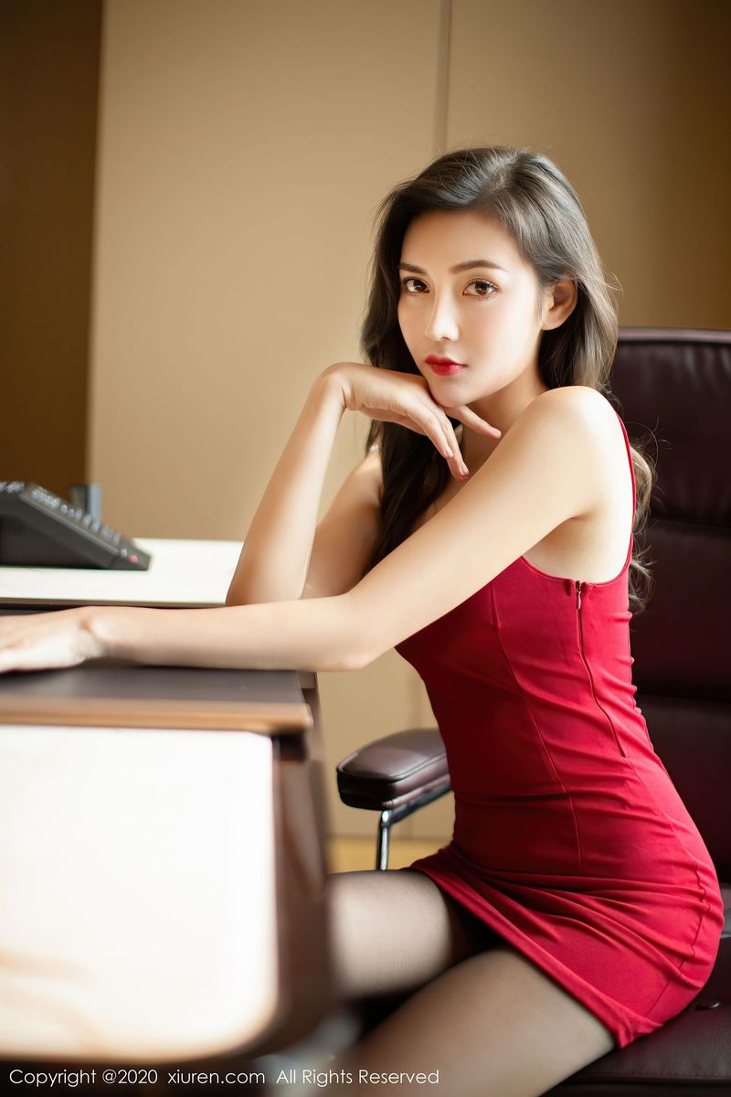 新人嫩模夏玥艳丽吊裙与黑丝魅惑系列首套性感写真
