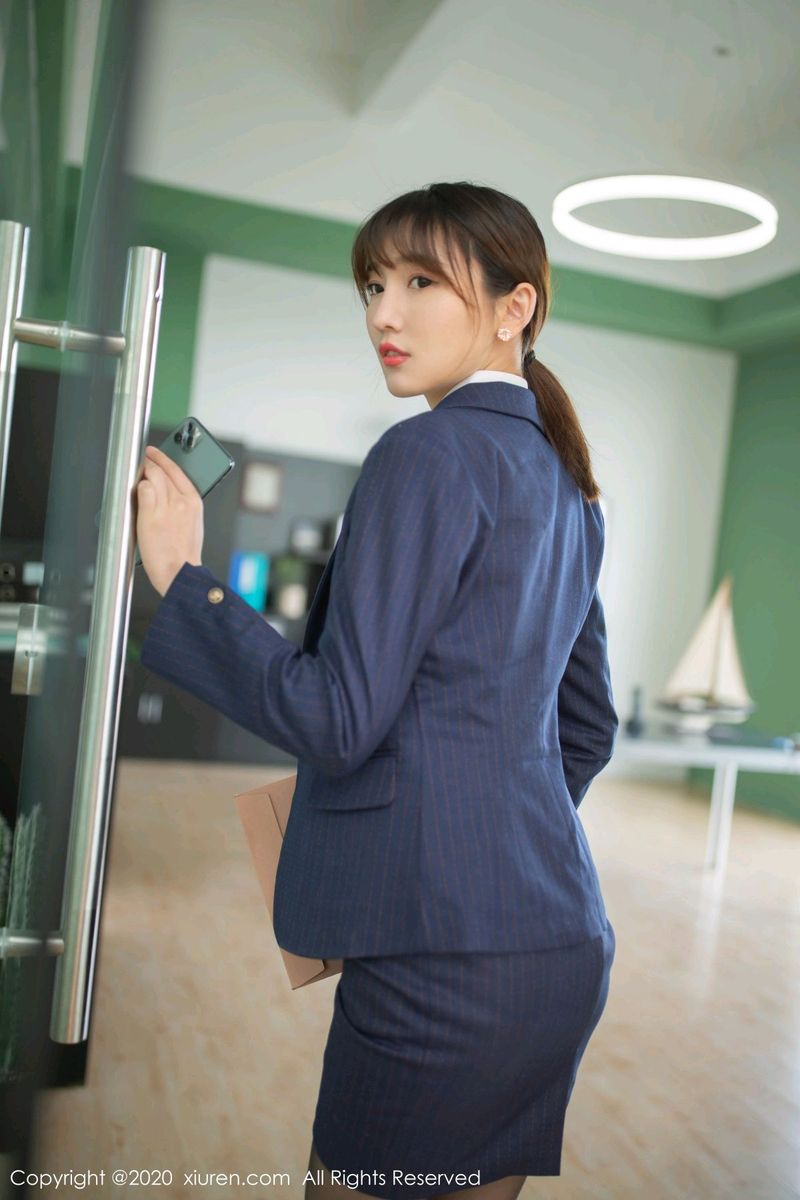美女模特陆萱萱办公室女秘书装扮职场OL系列性感写真
