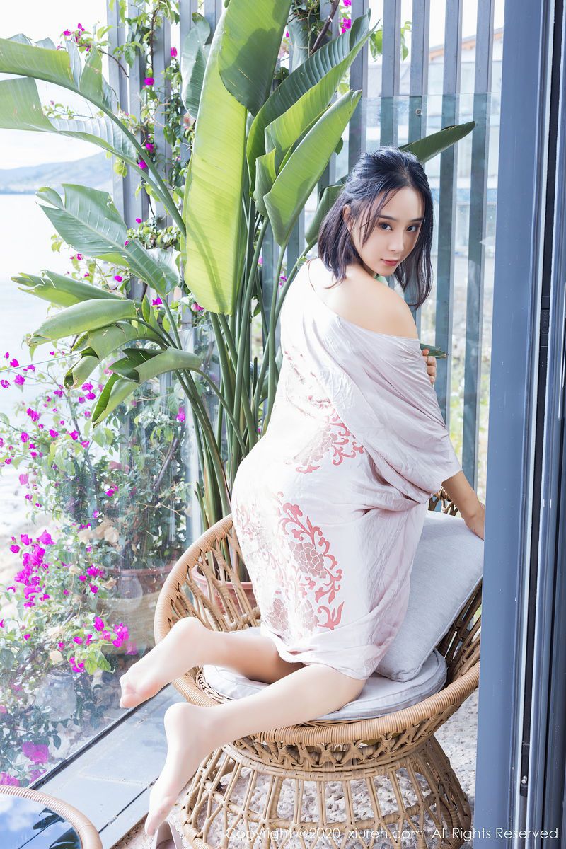 模特蓝夏Akasha白色吊带与朦胧丝袜极致性感写真