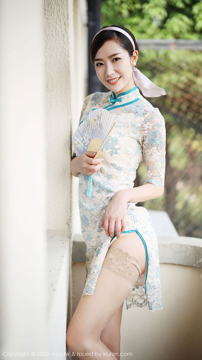 美女模特方子萱古典旗袍与现代丝袜高挑身姿套图