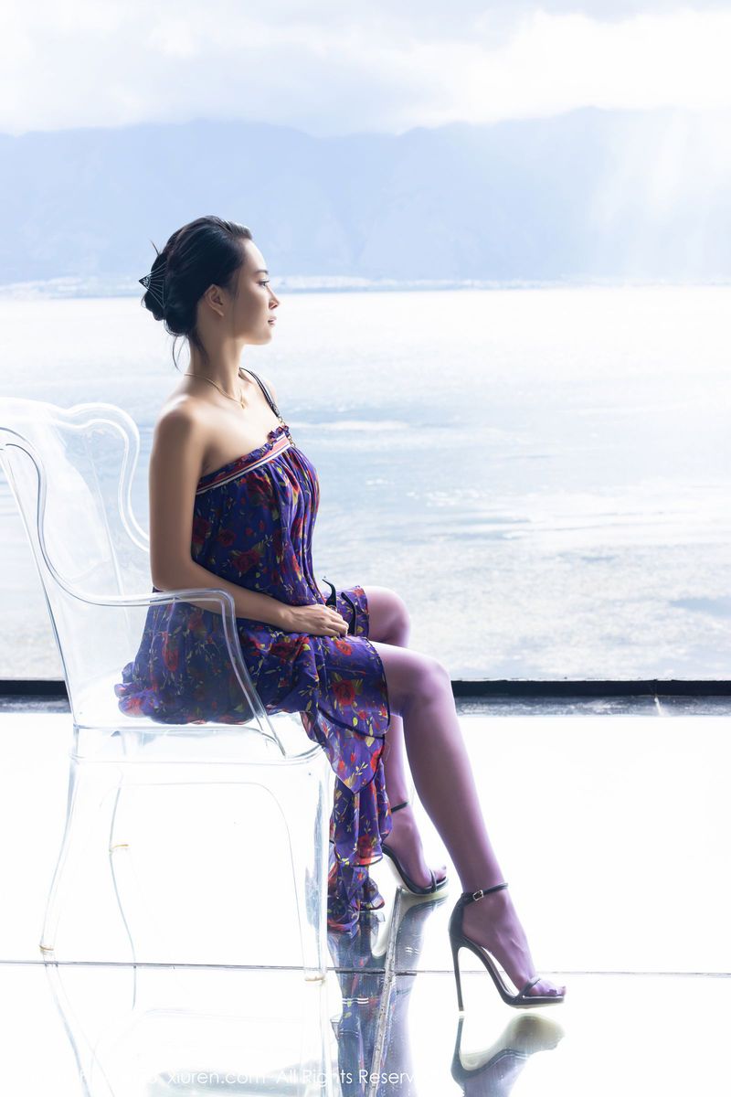 模特蓝夏Akasha紫色花衣丝足美腿大理湖畔写真